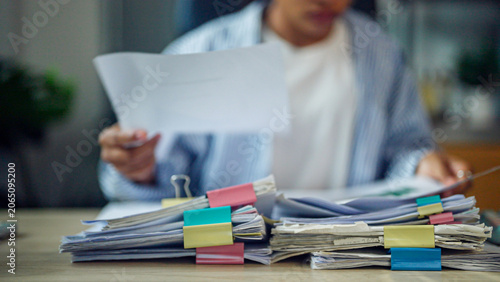 Canvastavla Person reviews documents with focused expression