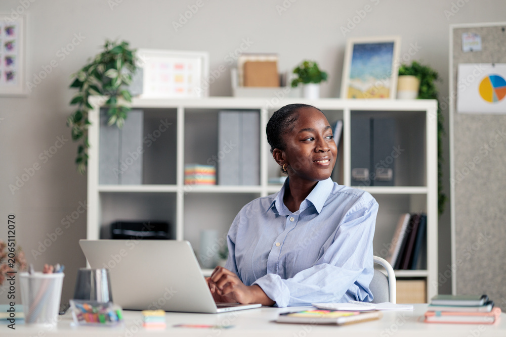 Obraz premium Woman working on laptop in modern home office