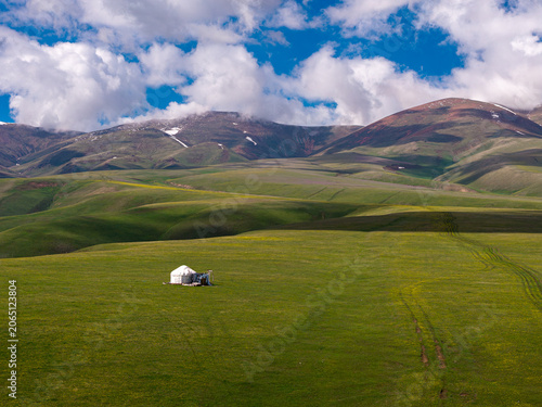 Φωτογραφία Traditional nomadic yurt on a green meadow in high mountains