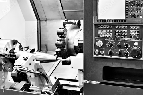 Φωτογραφία CNC Control Panel Monitoring Artillery Shell Machining Process