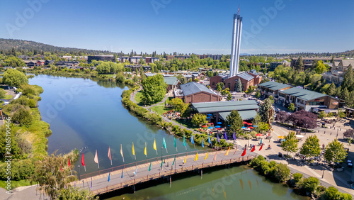 Fotografie A drone view of a pedestrian footbridge over the Deschutes River in the Old Mill