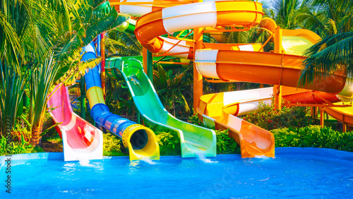 Foto A modern water park with swirling slides and tropical palm trees