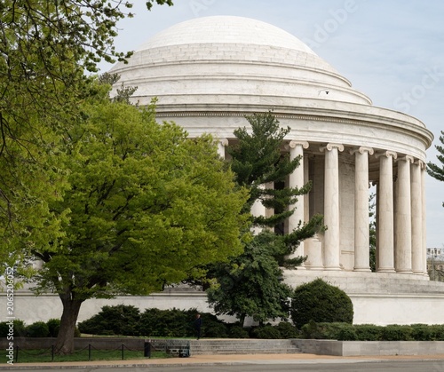 Foto Beautiful springtime view of the Jefferson Memorial in Washington, DC, surrounded by blooming cherry blossoms and reflected in the Tidal Basin