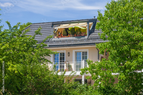 Modernes Wohngebäude mit Balkon im Dachgeschoss, Traunstein, Chiemgau, Oberbayern, Bayern, Deutschland