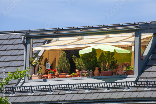 Modernes Wohngebäude mit Balkon im Dachgeschoss, Traunstein, Chiemgau, Oberbayern, Bayern, Deutschland