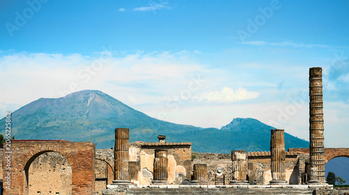 Fotografie Historic ruins of the ancient city of Pompeii with Mount Vesuvius rising in the background