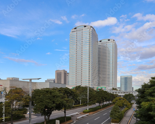 Tableau sur toile 幕張新都心の高層ツインタワービルと青空