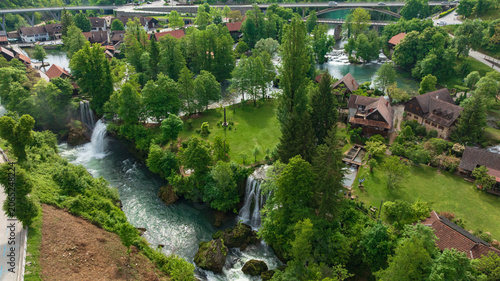 Foto Drone captures beautiful canyon village of Rastoke near Slunj