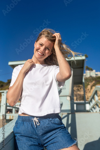 Cuadro en lienzo Smiling woman enjoying sunny beach.