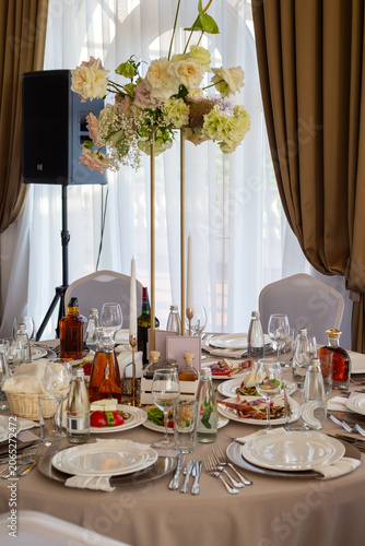 Quadro su tela Elegant wedding banquet round table with tall floral centerpiece on gold stand r