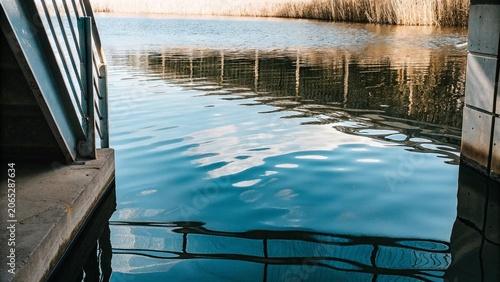 Εκτύπωση καμβά Slow motion Rippling tannin stained lake water