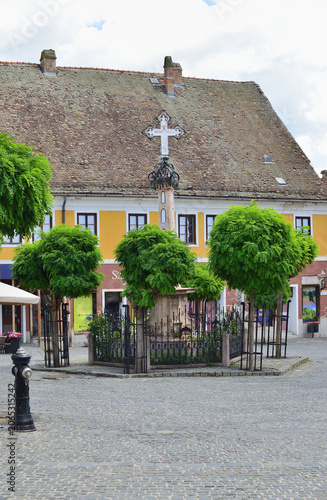 Foto Historic plague column surrounded by trees on the main square of Szentendre, Hungary
