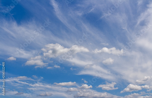Tableau sur toile 広がる青空と流れる白い雲。初夏の清々しい空模様。背景素材や合成用に最適な空の風景