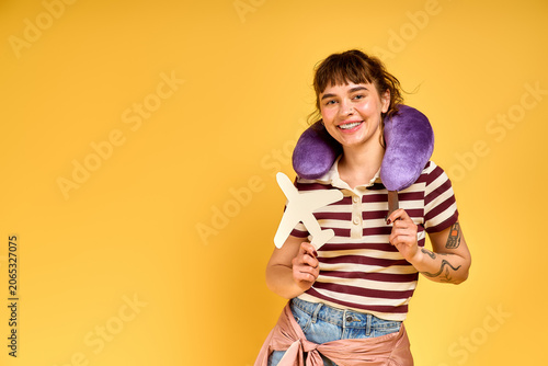 Fotografi Young woman excitedly preparing for summer travel with stylish attire and travel