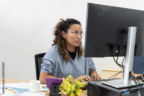 Fényképezés Professional woman concentrating on work at office desk