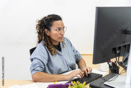 Fényképezés Professional woman concentrating on work at office desk