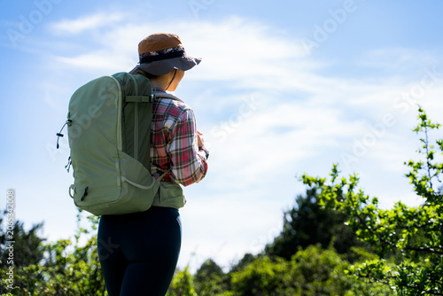 Foto Woman with hiking backpack admiring nature during an outdoor adventure