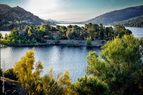 Isla de El Tio Fastino en e embalse del Burguillo. Sierra de Gredos. Ávila,
. España.