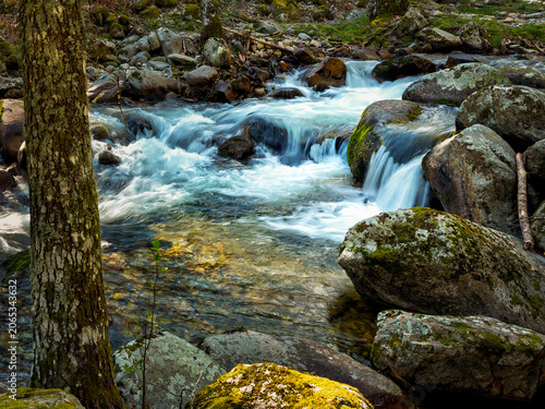 Rio Iruelas entre las rocas