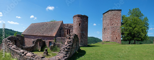 Schloss Lutzelbourg, Innenansicht der Ruine mit ihren beiden Türmen, Panoramablick
