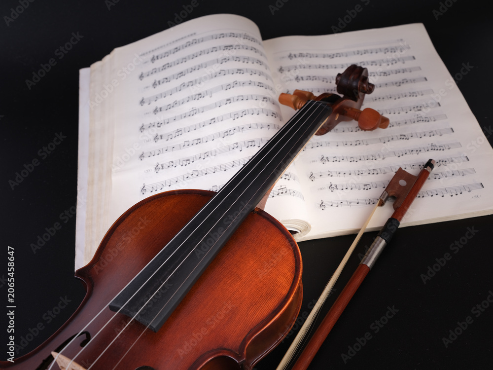 Fototapeta premium violin and music sheet