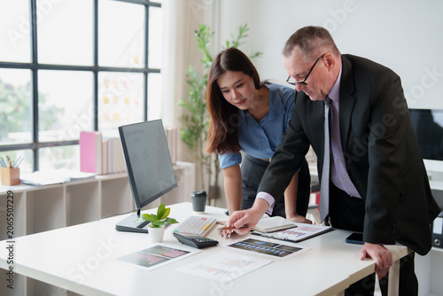 Foto Business professionals collaborating on a project