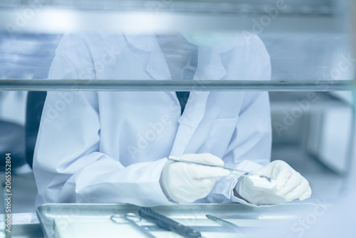 Obraz na plátně Histopathology technician preparing tissue biopsy for microscopic processing