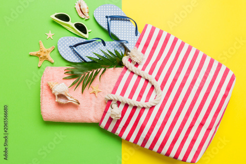 Foto Composition with stylish beach accessories on colored background, top view