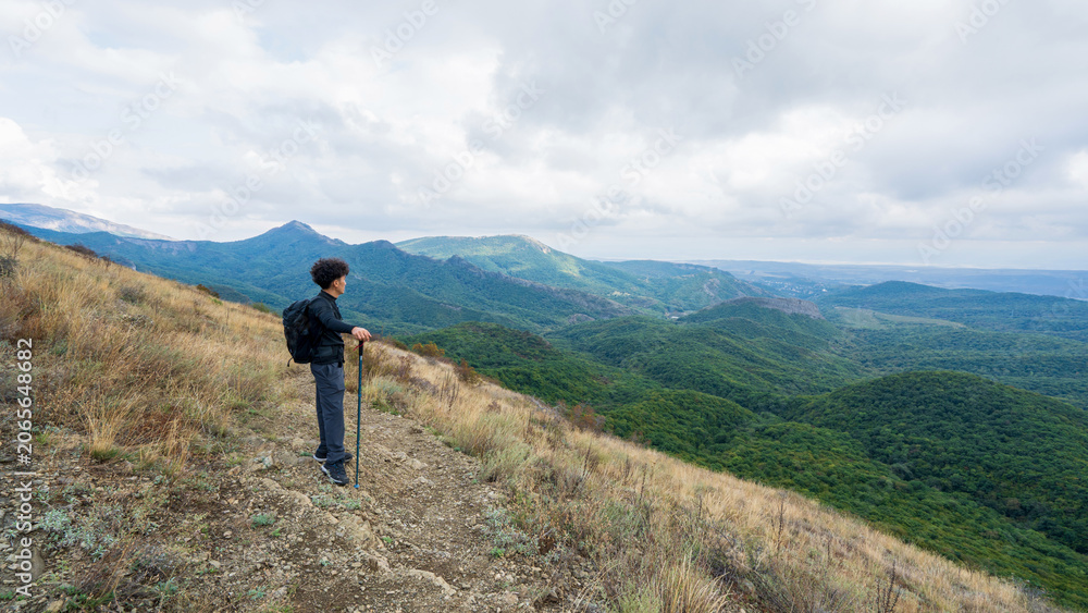 Fototapeta premium Hiker enjoying a panoramic mountain view on a scenic ridge trail