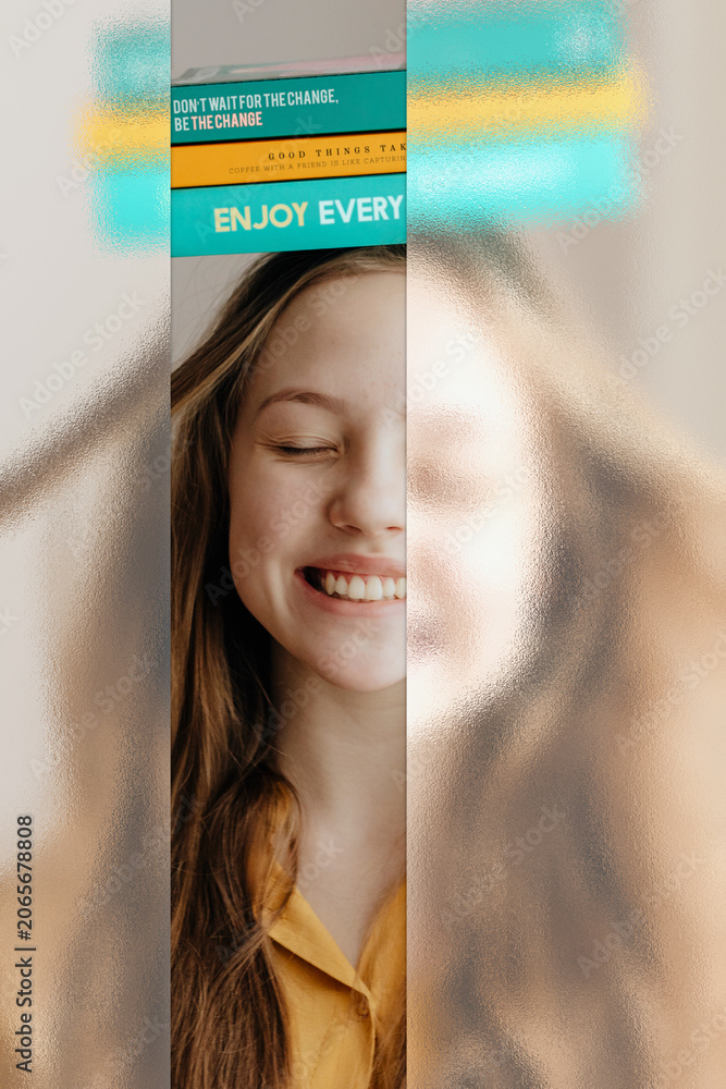 Obraz premium Smiling girl with motivational quotes on books