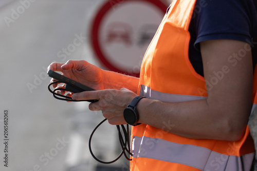 Panne im Straßen Verkehr - Person mit Warnweste wählt den Abschleppdienst