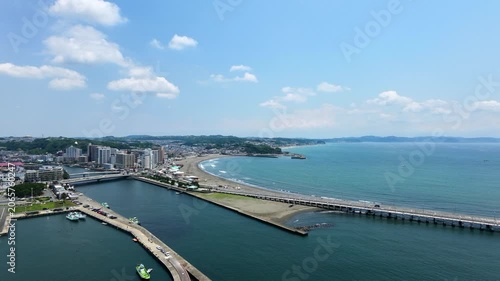 江ノ島の海から眺める海沿いの湘南の街並み