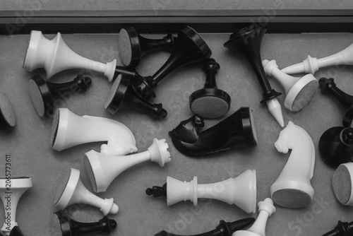 Fotografía Top view of fallen black and white chess pieces messy in a box, bankruptcy and game over concept
