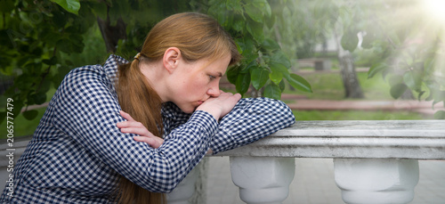 Schilderij op canvas Sad girl in the park