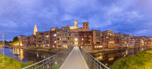 Obraz na plátně Dawn view of colorful riverside buildings and cathedral bell tower reflected in the Onyar River in the historic center of Girona, Catalonia, Spain