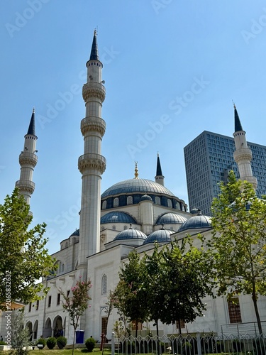 vue sur une mosquée de Tirana en Albanie un jour d'été