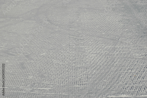 Foto High angle view of freshly groomed white snow on a ski slope showing a distincti