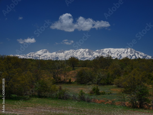 Fotografie snowy mountains behind the fields at middle anatolia turkey