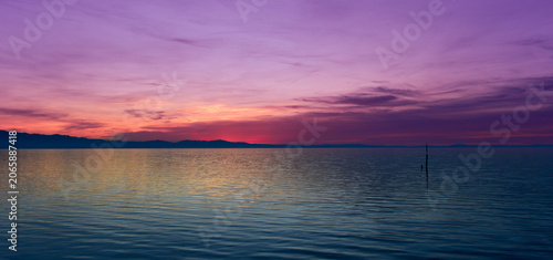 Fotografie Spektakulärer violetter Abendhimmel über Wasserburg am Bodensee beim Sonnenunter