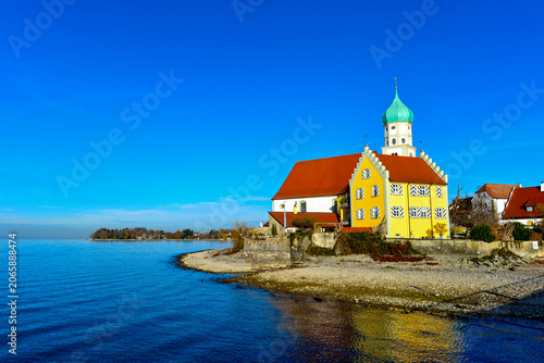 Foto Historisches Schloss Wasserburg und Kirche St