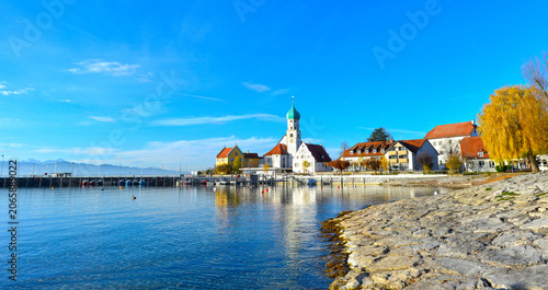Foto Panorama der historischen Halbinsel Wasserburg am Bodensee mit Spiegelung im kla