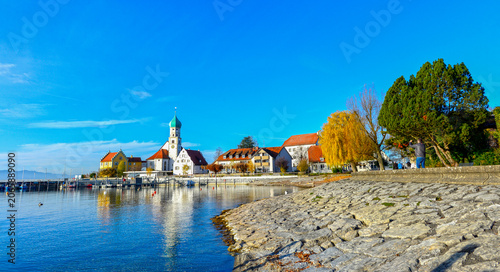 Photos Panorama der historischen Halbinsel Wasserburg am Bodensee mit Spiegelung im kla