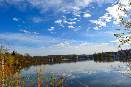 Φωτογραφία Idyllischer Stadtsee mit herbstlichem Schilfufer in Bad Waldsee