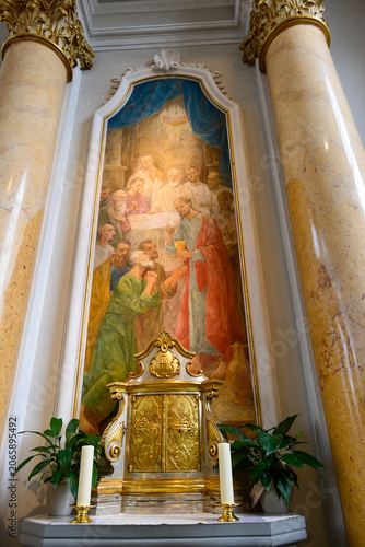 Goldener Tabernakel und Altarbild des Letzten Abendmahls in der Stadtkirche St. Nikolaus in Frauenfeld, Schweiz