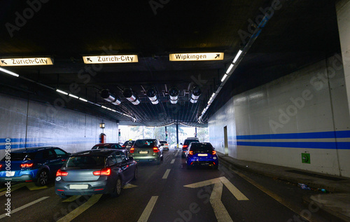Tunnelausfahrt des Milchbucktunnels in Zürich mit Wegweisern nach Zürich-City und Wipkingen