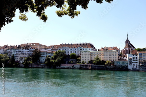 Das Rheinufer von Grossbasel mit Peterskirche im Sommer