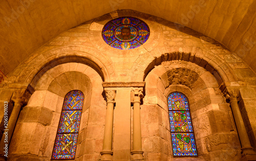 Quadro su tela Historischer Altarraum der Kirche Notre-Dame in Nyon mit romanischen Bögen und B
