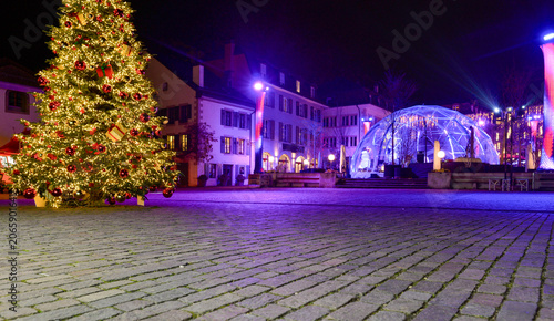Quadro su tela Festlich beleuchteter Schlossplatz in Nyon bei Nacht mit großem Weihnachtsbaum u