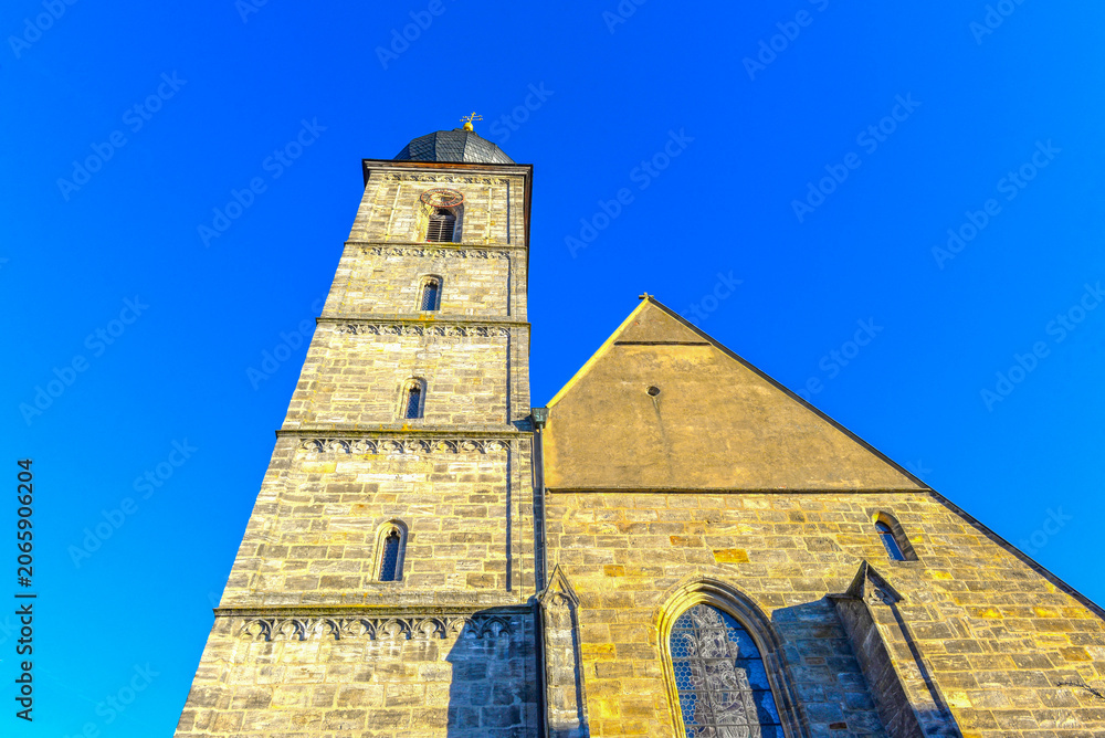 Obraz premium Historische gotische Stadtpfarrkirche St. Martin mit hohem Turm in Forchheim in Bayern
