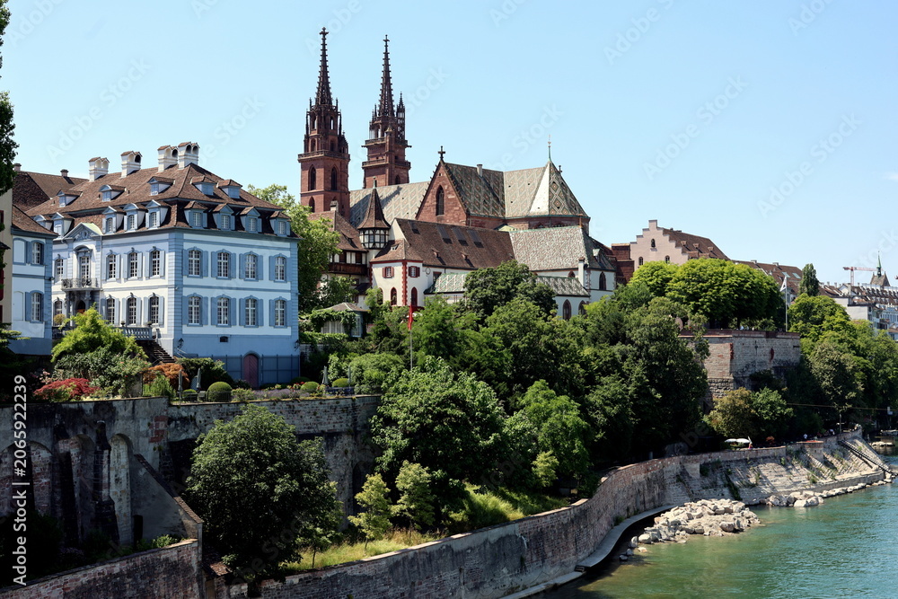 Fototapeta premium Blick von der Wettsteinbrücke auf das Basler Münster